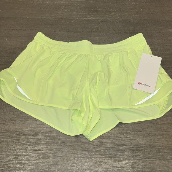 Lululemon Hotty Hot Low-Rise Lined Short 2.5" Lime Green Size 12 - Picture 3 of 6